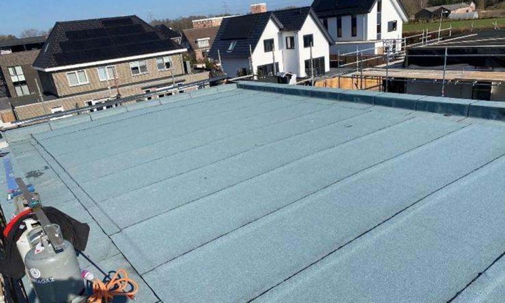 Nieuwe laag bitumen in Wierden
